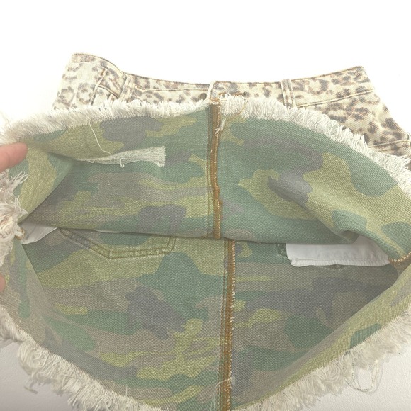 Style Rack Faded Leopard Print Denim Mini Skirt Medium Distressed Animal Mobwife - Picture 7 of 16